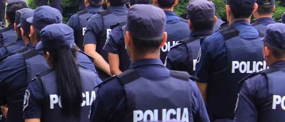 Policías con tenis