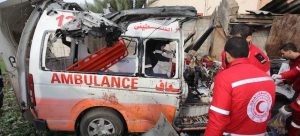 © UNRWA/Ashraf Amra Personal de la Media Luna Roja Palestina inspecciona una ambulancia destruida en Deir el Balah, en el centro de la Franja de Gaza (foto de archivo).